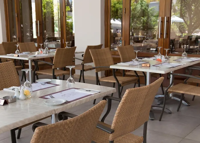 Curium Palace 4* לימסול